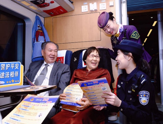 广铁集团打造列车上的“移动图书馆”