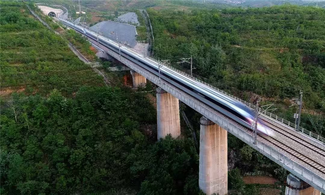 广州东⇌深圳动车，平均13分钟一趟，高峰期5分钟一趟